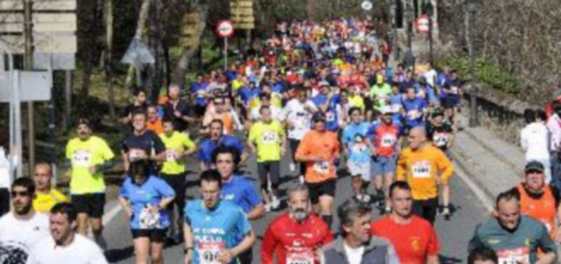 Un momento de la anterior edición de la Media Maratón Ciudad de Segovia. / Juan Martín