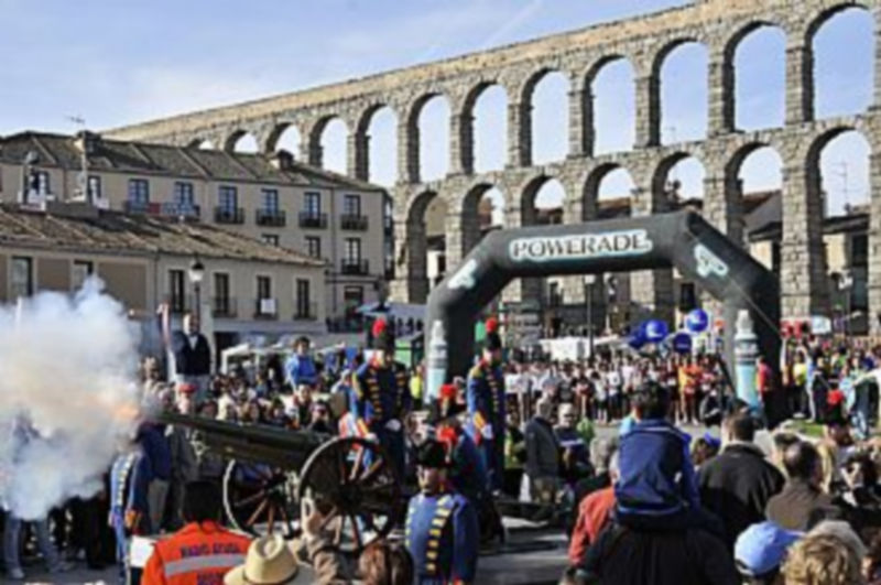 Momento del cañonazo que dio la salida a la sexta edición de la Media Maratón Ciudad de Segovia. / Juan Martín