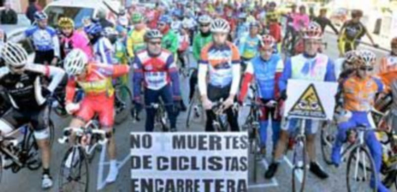 Los ciclistas guardaron un minuto de silencio en memoria de Iñaki Lejarreta antes de comenzar la prueba. / Kamarero