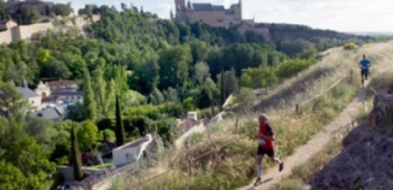 Varios corredores de la segunda edición de la Monumentrail en distintos puntos del recorrido de la prueba