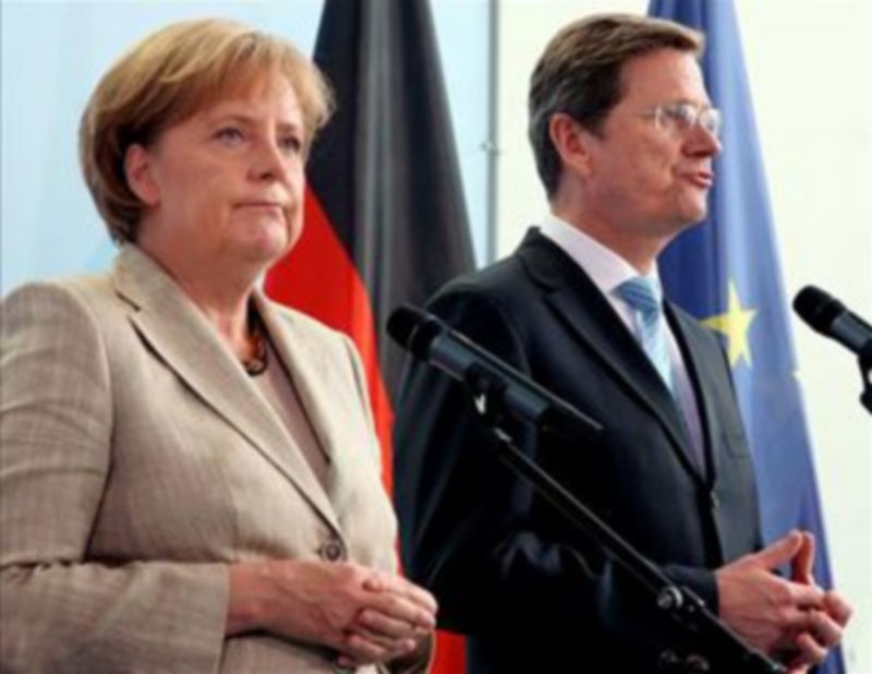 La canciller alemana Angela Merkel (i) y el ministro alemán de exteriores Guido Westerwelle (d) atienden a los medios ayer./ EFE