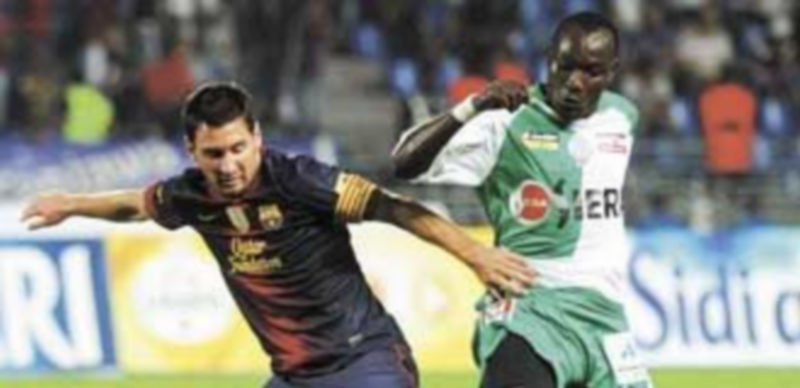 Messi pelea por el balón con Mabede