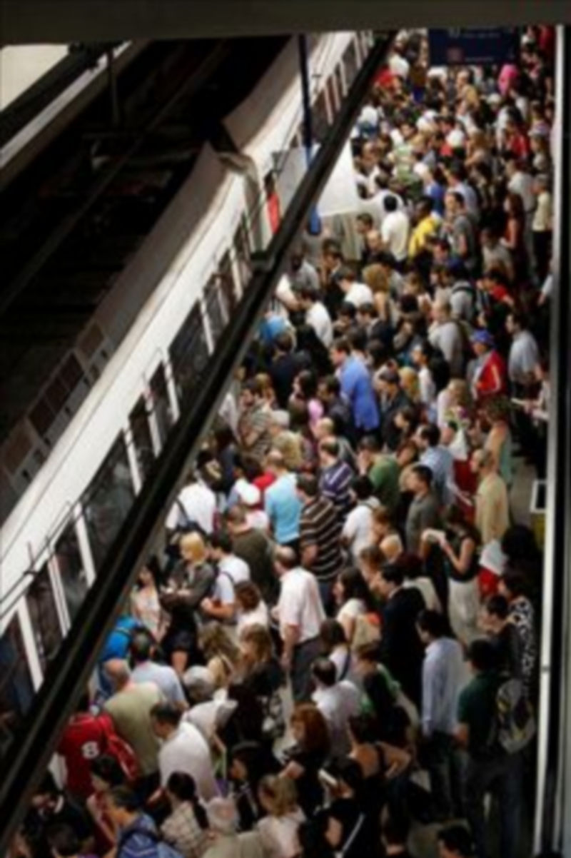 Aglomeraciones de pasajeros en los andenes del Metro de Madrid