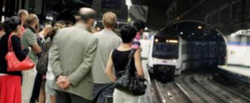 Cientos de personas utilizaron hoy el Metro  de Madrid durante la cuarta jornada de huelga de los trabajadores del suburbano madrileño./ EFE