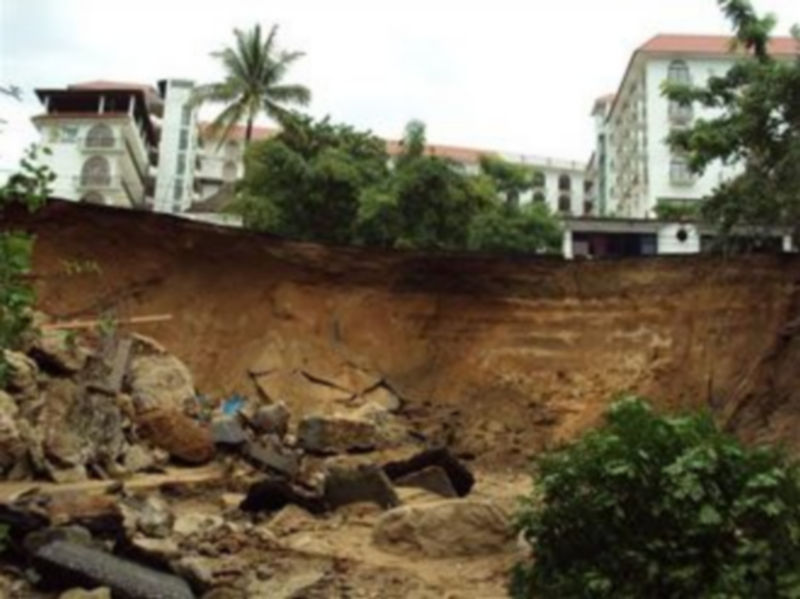 Aspecto general de este 27 de septiembre de 2010 de los daños a la infraestructura los daños provocados por el invierno en la zona turística de Puerto Escondido./ EFE