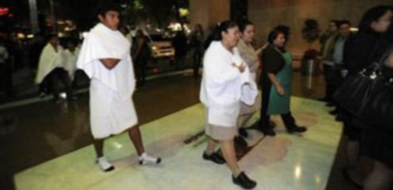 Varias personas caminan en una zona de Ciudad de México