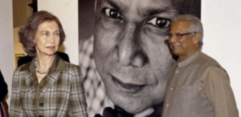 La reina Sofía acompañada del premio Nobel de la Paz Muhammad Yunus