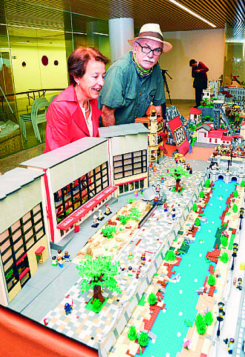 La evolución humana, en 200.000 piezas de lego 1 Aurora Martín y Eudald Carbonell contemplan la exposición ‘L-Evolución’. / Ical