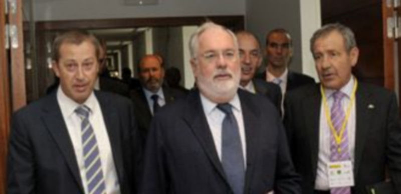 El ministro con los representantes de las cooperativas agrarias. / J. MARTÍN