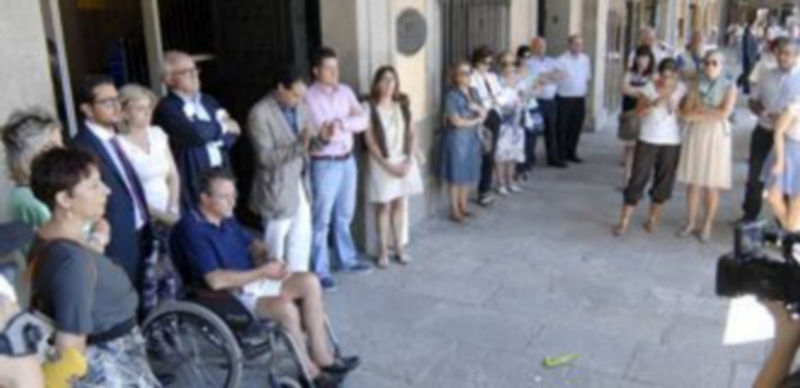 Un minuto de silencio a la puerta del Ayuntamiento de Segovia concentra a los compañeros del joven en prácticas en la concejalía de Cultura