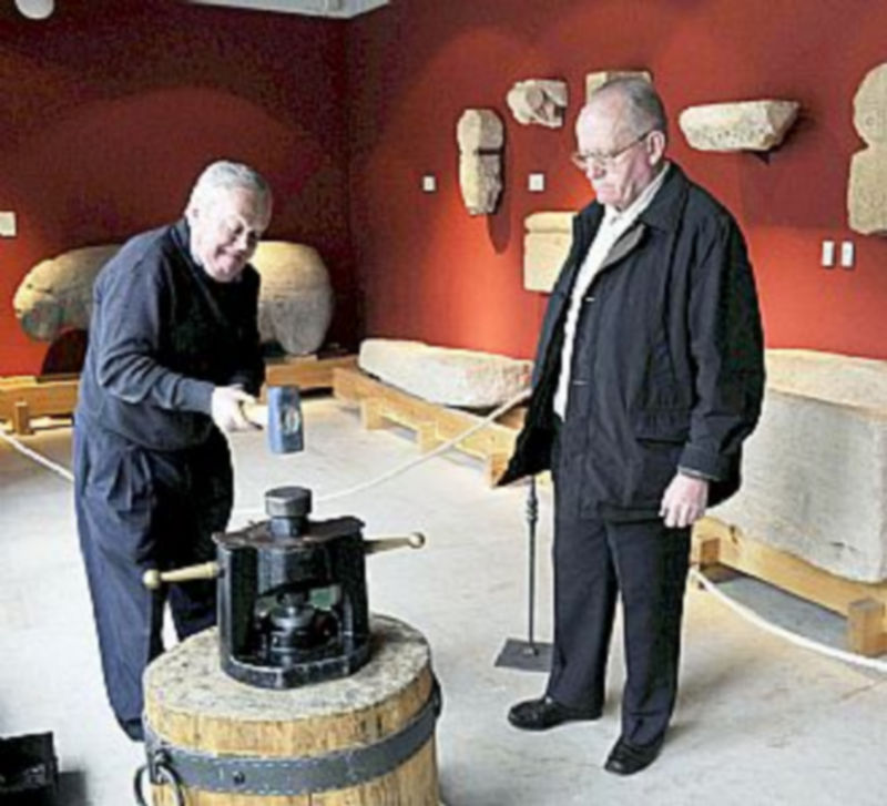 Los segovianos recibieron una moneda acuñada a martillo./JUAN MARTÍN