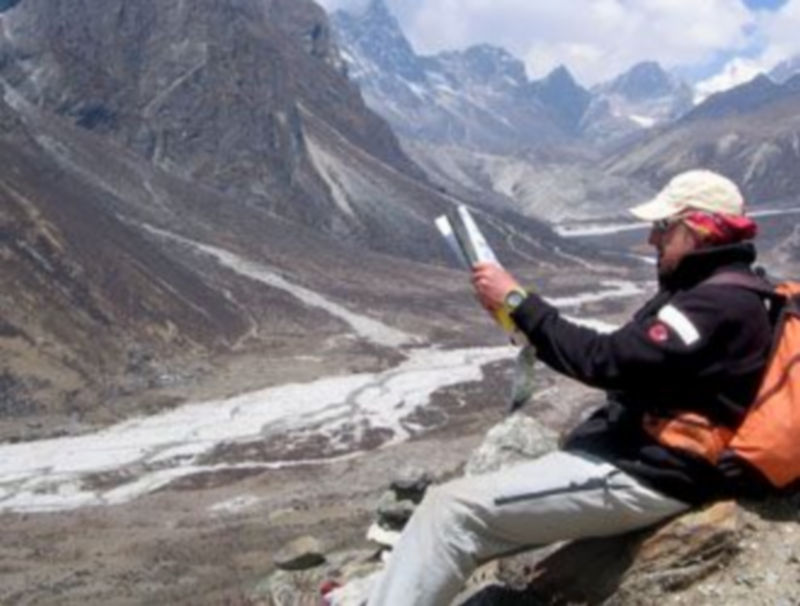 Paco Monedero observa un plano durante una de las jornadas de aproximación al campo base del Everest. /El Adelantado