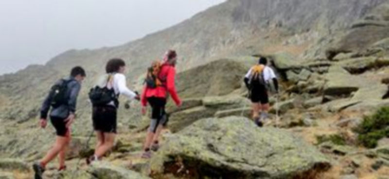 Cuatro montañeros ascienden por el risco del Pájaro. /El Adelantado