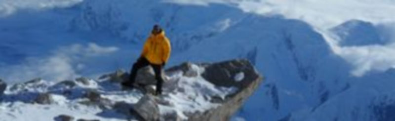 El montañero segoviano Elías de Andrés posa en la cima del monte McKinley
