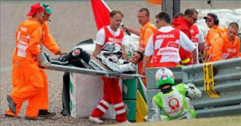 Varios comisarios de pista se llevan en camilla al piloto francés de MotoGP Randy de Puniet