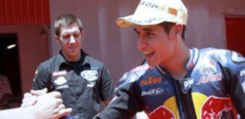 El piloto saluda a algunos aficionados tras la carrera. / Reuters