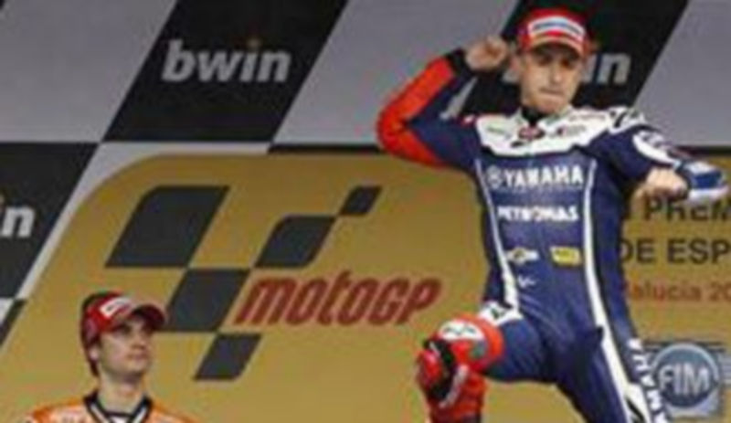 Jorge Lorenzo celebra la victoria bajo la atenta mirada de Pedrosa./EUROPA PRESS