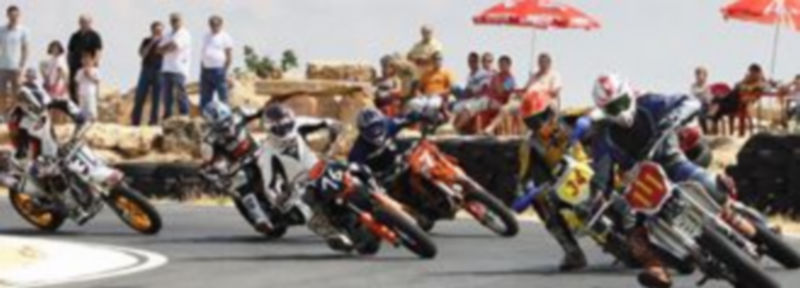 Varios motociclistas toman una curva dentro de una prueba de la categoría supermotard. / El Adelantado