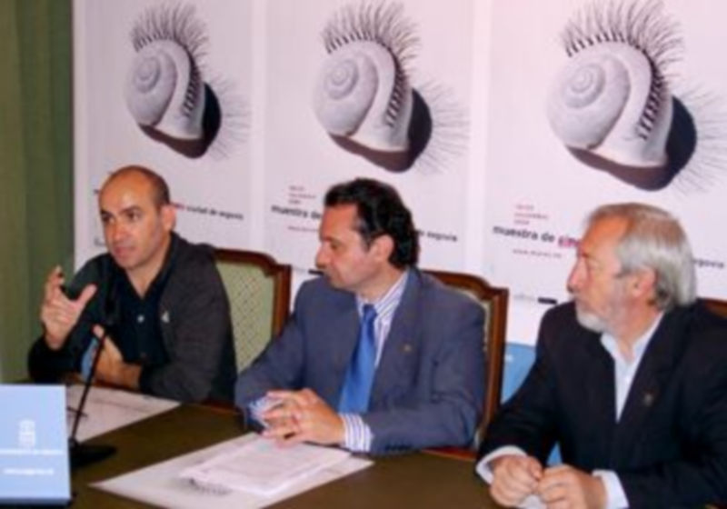 Isidro Ferrer explica el significado de la ilustración del cartel de MUCES./ EL ADELANTADO