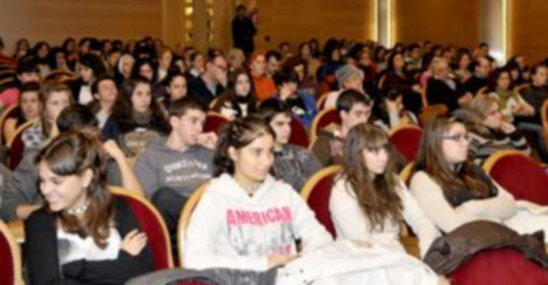 La sala Caja Segovia se llenó ayer en la sección La Mirada Necesaria. / A. BENAVENTE