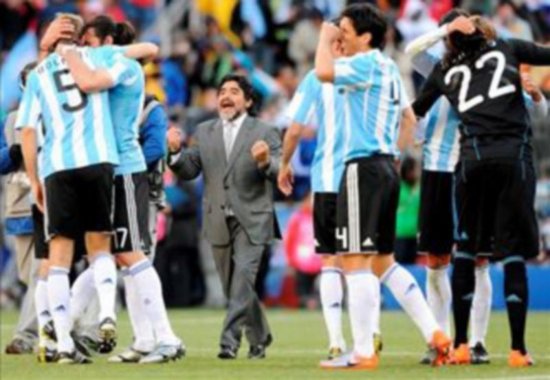 El seleccionador argentino Diego Armando Maradona (c) celebra la victoria junto a los jugadores al finalizar el partido./EFE