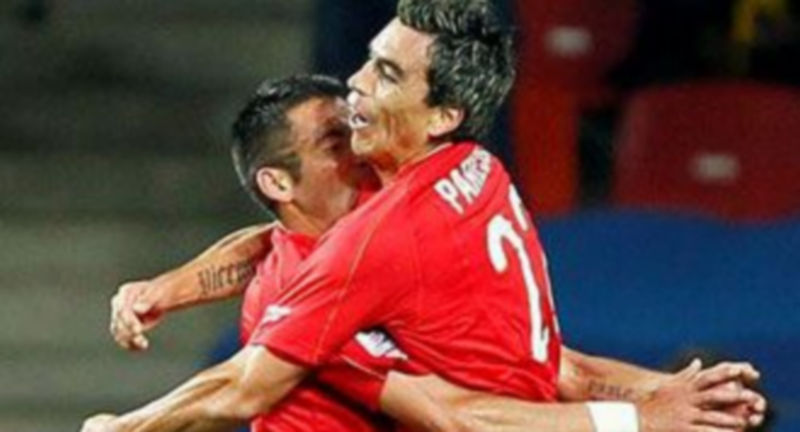 Los jugadores chilenos Mauricio Isla (i) y Esteban Paredes (d) celebran el gol marcado por su compañero Mark González./EFE