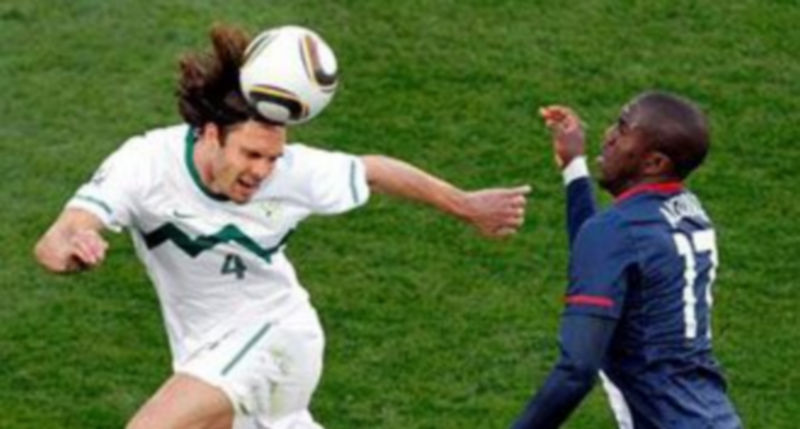 El jugador esloveno Marko Suler (i) lucha por el balón con el estadounidense Jozy Altidore durante el partido Eslovenia-EE.UU./EFE