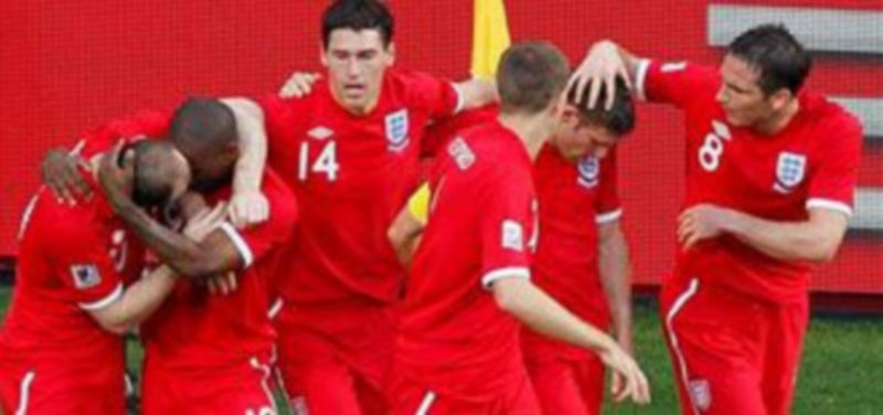 El jugador inglés Jermaine Defoe (2i) celebra su gol contra Eslovenia con sus compañeros./EFE