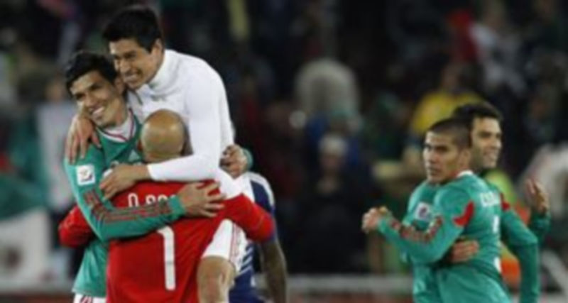 El jugador de México Ricardo Osoria (i)