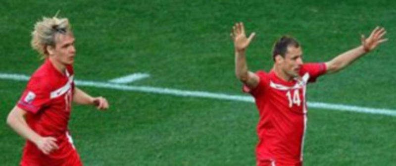 - El jugador serbio Milos Krasic (i) sigue a su compañero Milan Jovanovich (d)