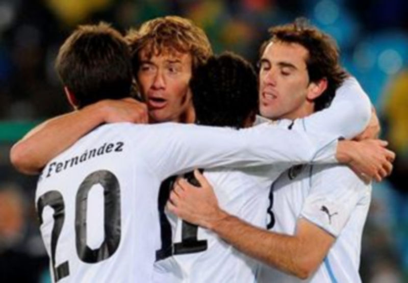 El jugador uruguayo Alvaro Pereira (c) celebra el 3-0 que marcó contra Sudáfrica con sus compañeros./EFE