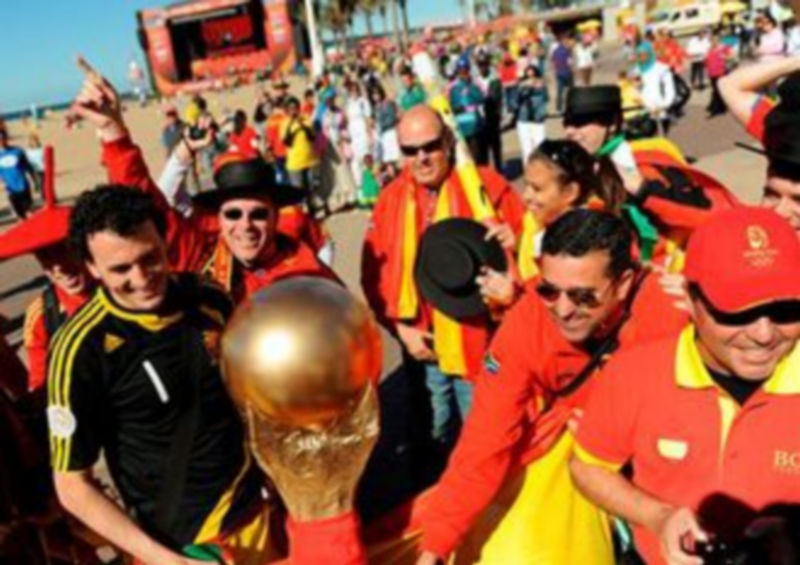 Aficionados españoles animan a su selección horas antes de iniciarse el partido España- Suiza./EFE