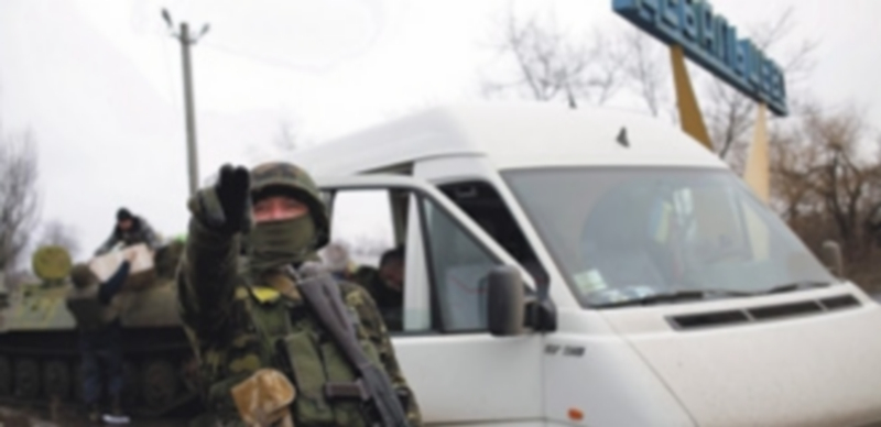 Un militar ucraniano gesticula en la ciudad evacuada de Debaltseve. / Efe