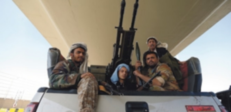 Algunos milicianos huthis junto al palacio presidencial en Saná. / Europa Press