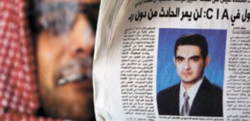 Un jordano muestra un diario que recoge la fotografía del agente doble que perpetró un ataque suicida contra una base militar y asesinó a siete miembros de la CIA. / Efe