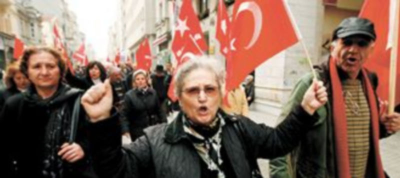 Nacionalistas turcos gritan lemas en contra de Estados Unidos tras la aprobación de la moción a favor de reconocer el genocidio armenio. / T.B. (efe)