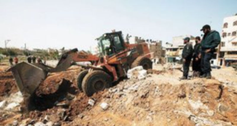 Miembros de la seguridad de Hamas observan el lugar donde la aviación israelí bombardeó a un grupo de palestinos. / Suhaib Salem (Reuters)