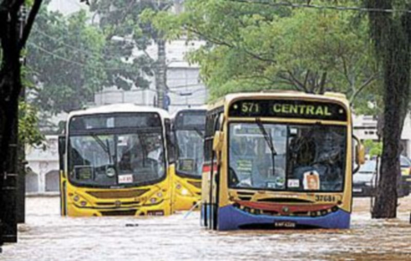 Autobuses circulando por Río.