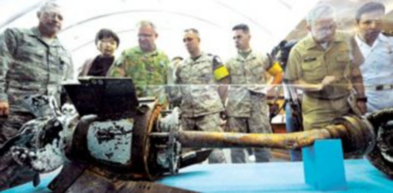 Militares enviados por la ONU inspeccionan en Seúl los restos del torpedo norcoreano que hundió el buque ‘Cheonan’. / Kim Jae-Hwan (Reuters)