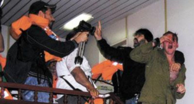 Un comando israelí herido es rodeado por activistas pro palestinos del buque turco ‘Mavi Mármara’ durante el asalto del lunes a la Flotilla de Hamas. / Reuters