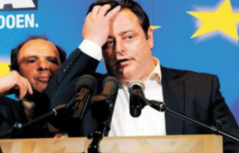 El líder del nacionalista N-VA (Nueva Alianza Flamenca) Bart De Wever ofrece un discurso tras conocer los resultados. / Efe