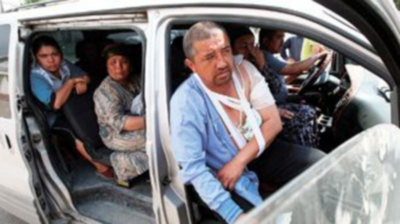 Refugiados heridos del distrito kirguís de Osh se dirigen a la frontera con Uzbekistán. / SERGEI ILNITSKY (Efe)