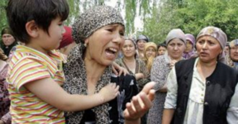 Una mujer kirguís de etnia uzbeka se lamenta ante la prensa por los disturbios que sacuden el país asiático