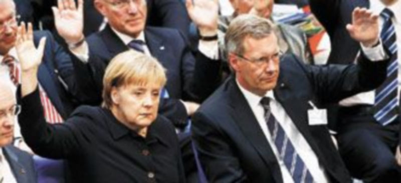 Angela Merkel levanta el brazo durante la votación en la que se designó presidente de Alemania a Christian Wulff