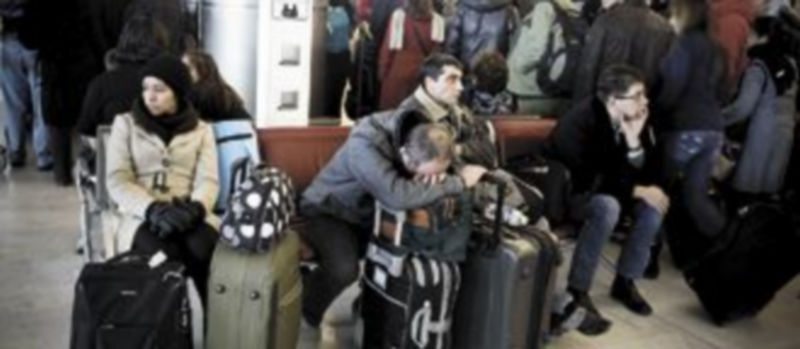 Centenares de viajeros se vieron obligados a pasar la Nochebuena en el aeropuerto parisino Charles de Gaulle esperando a que sus vuelos salieran. / Efe