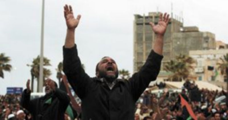 Miles de ciudadanos se aproximan a la capital de Libia