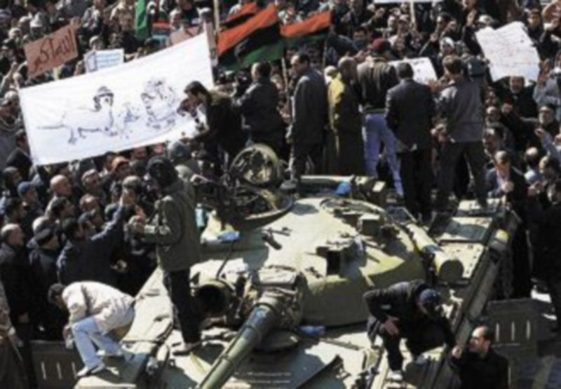 Los tanques militares entraron hasta el centro de Zauiya. / Reuters