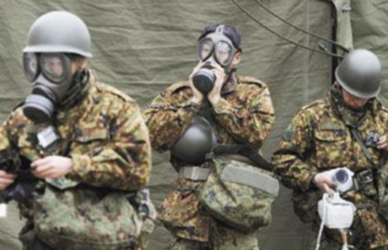 Los altos niveles de radiación alcanzados han obligado a los agentes y ciudadanos a protegerse para evitar riesgos para su salud. / Reuters