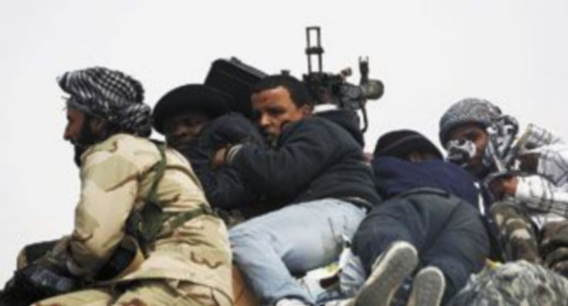 Efectivos de las milicias opositoras desandan sus pasos y retroceden para proteger la estratégica ciudad de Ajdabiya de las fuerzas del régimen libio. / Reuters