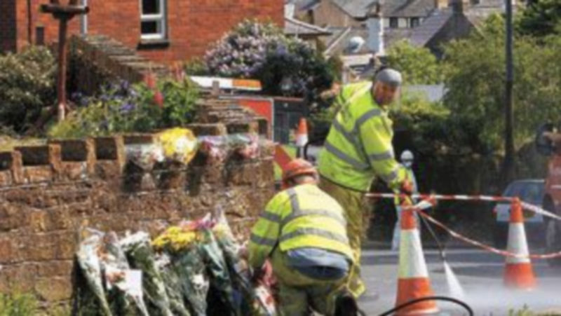 Ttrabajadores municipales limpian uno de los escenarios del múltiple crimen. / DAVID MOIR (Reuters)